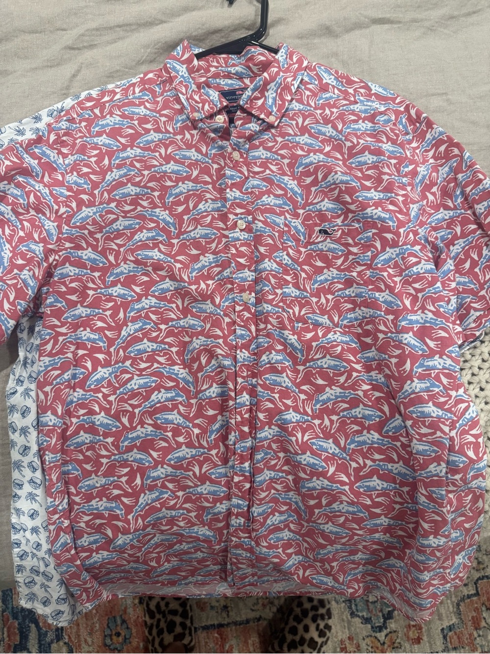 VINEYARD VINES :
Button-Down Men's Shark Print Shirt - Red/Blue